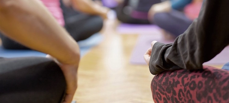 Groupe en cours de méditation